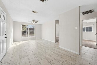 915 Stonegate Dr in Universal City, TX - Building Photo - Building Photo