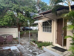 34 SW 5th St in Hallandale Beach, FL - Foto de edificio - Building Photo