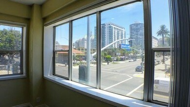 105 Atlantic Ave-Unit -01 in Long Beach, CA - Foto de edificio - Building Photo