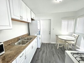 11634 Cedar Ave in Hawthorne, CA - Building Photo