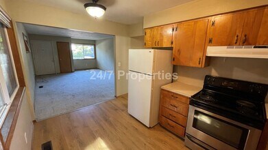 1130 SE Roberts Ave in Gresham, OR - Building Photo - Building Photo