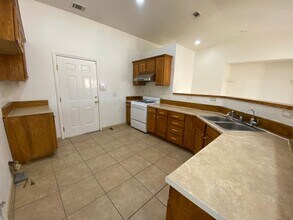 13632 Nassau Dr in Victorville, CA - Building Photo - Building Photo
