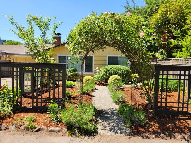 1022 Yates St in Lake Oswego, OR - Building Photo - Building Photo