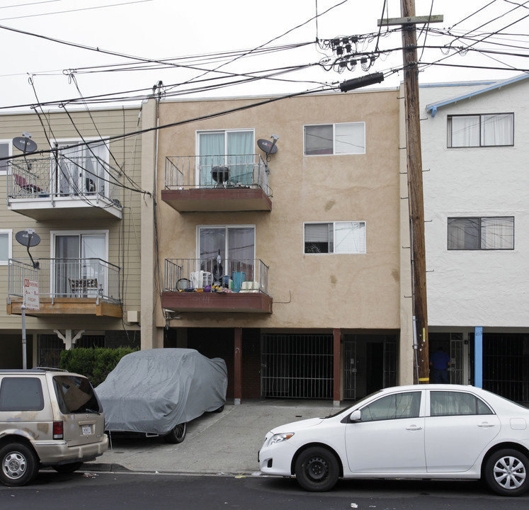 687 Sylvan St in Daly City, CA - Building Photo