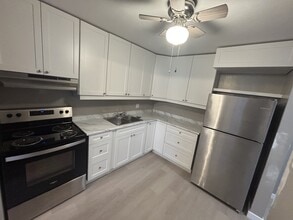 10 Esson St in Kitchener, ON - Building Photo - Building Photo