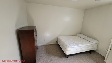 313 Pierce Ave, Unit 313 in Charleston, IL - Foto de edificio - Building Photo
