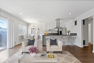 10225 Regent St in Los Angeles, CA - Foto de edificio - Building Photo