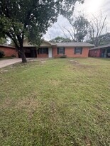 1415 Mockingbird Ln in Corsicana, TX - Building Photo