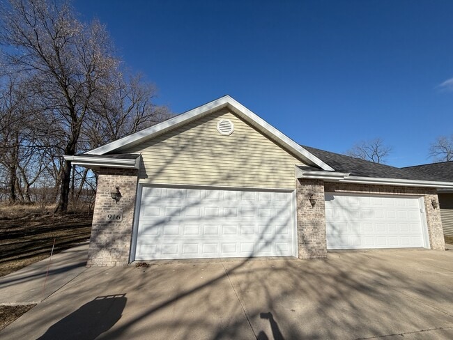 property at 916 Waters Edge Ct