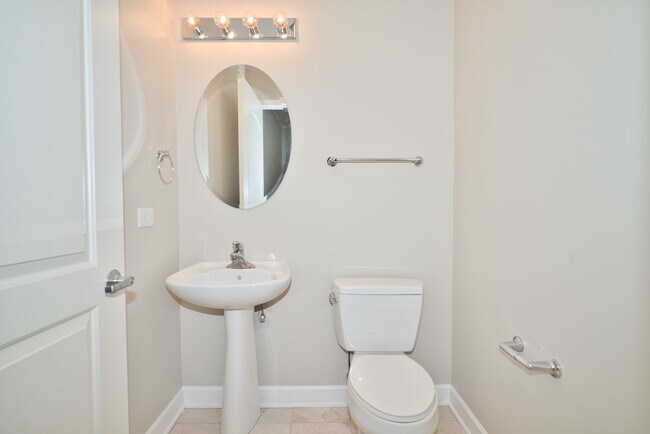 450 E Waterside Dr, Unit 403 in Chicago, IL - Building Photo - Building Photo