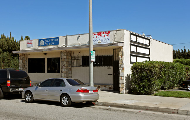 13206-13212 Paramount Blvd in South Gate, CA - Building Photo - Building Photo