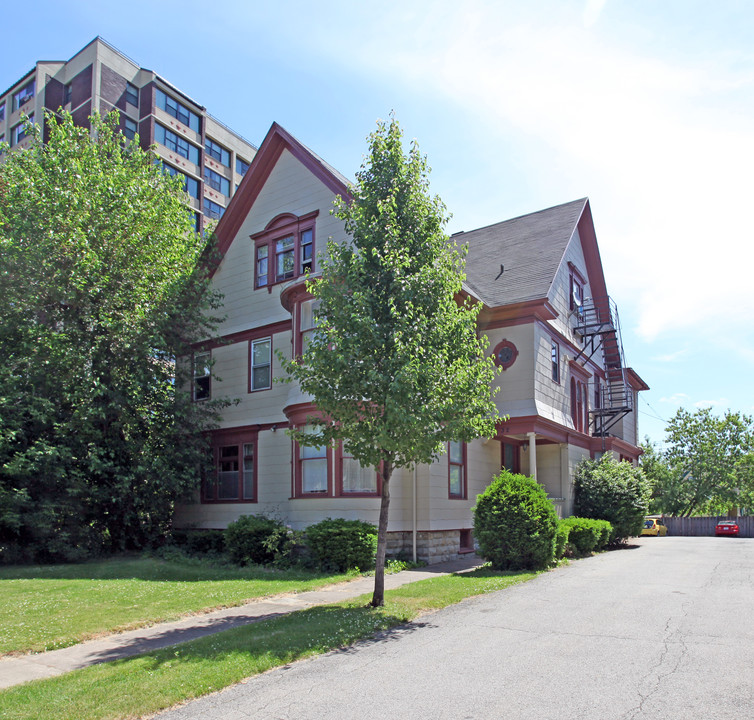 32 N Goodman St in Rochester, NY - Foto de edificio