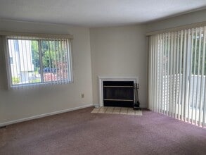 4 Daisy Dr in Seymour, CT - Building Photo - Building Photo