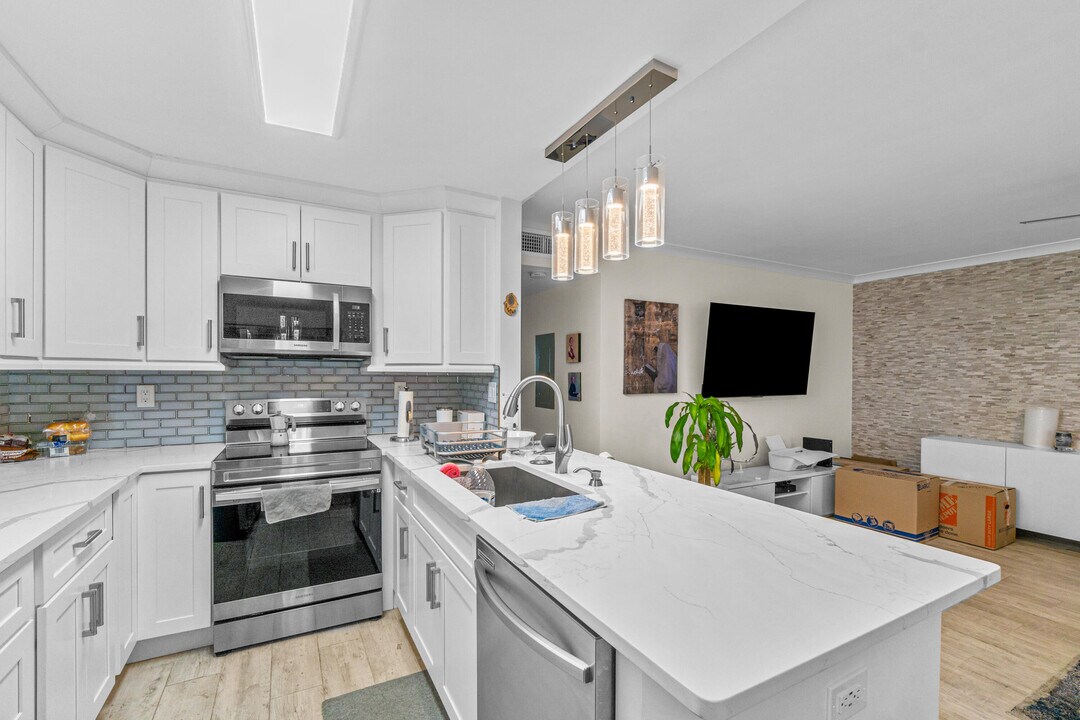 6 Burgundy A in Delray Beach, FL - Building Photo