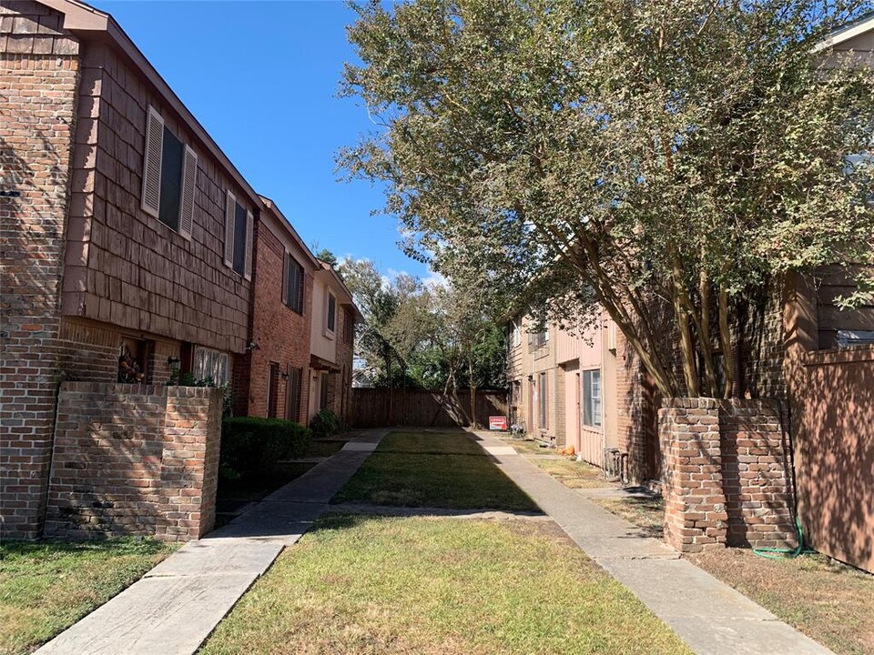 3005 Falk Ct in La Porte, TX - Foto de edificio