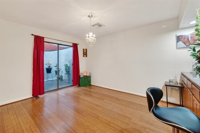 3200 S Gessner Rd in Houston, TX - Foto de edificio - Building Photo