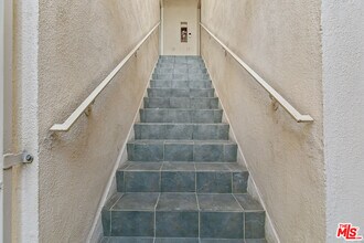 330 E Dryden St in Glendale, CA - Foto de edificio - Building Photo