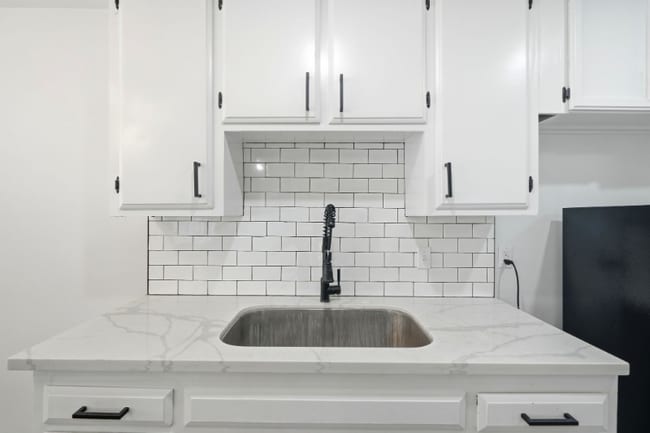 5549 Fulcher Ave in Los Angeles, CA - Foto de edificio - Building Photo