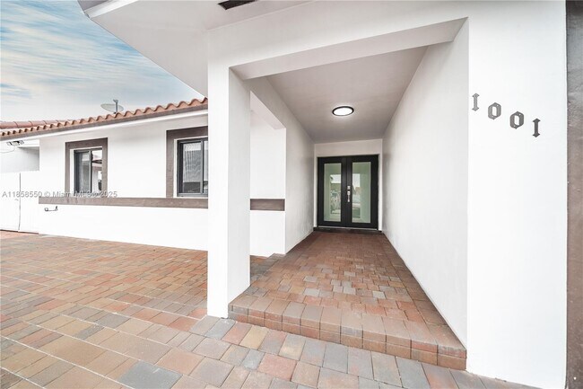 1001 NW 127th Pl in Miami, FL - Building Photo - Building Photo