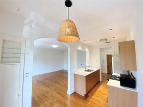 700 W 51st St in Miami Beach, FL - Building Photo - Building Photo