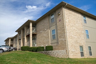 Lakewood Village in Springfield, MO - Building Photo - Building Photo