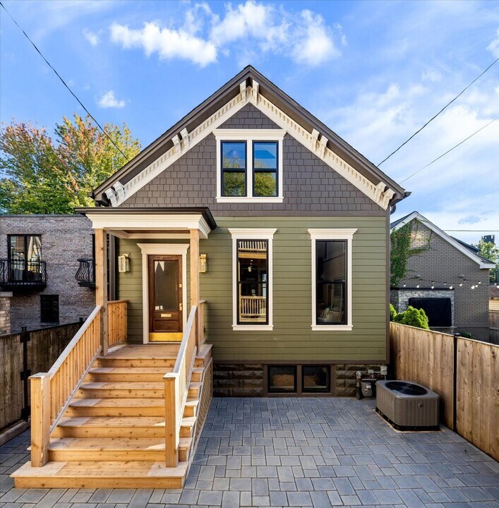 1747 W Cornelia Ave in Chicago, IL - Building Photo