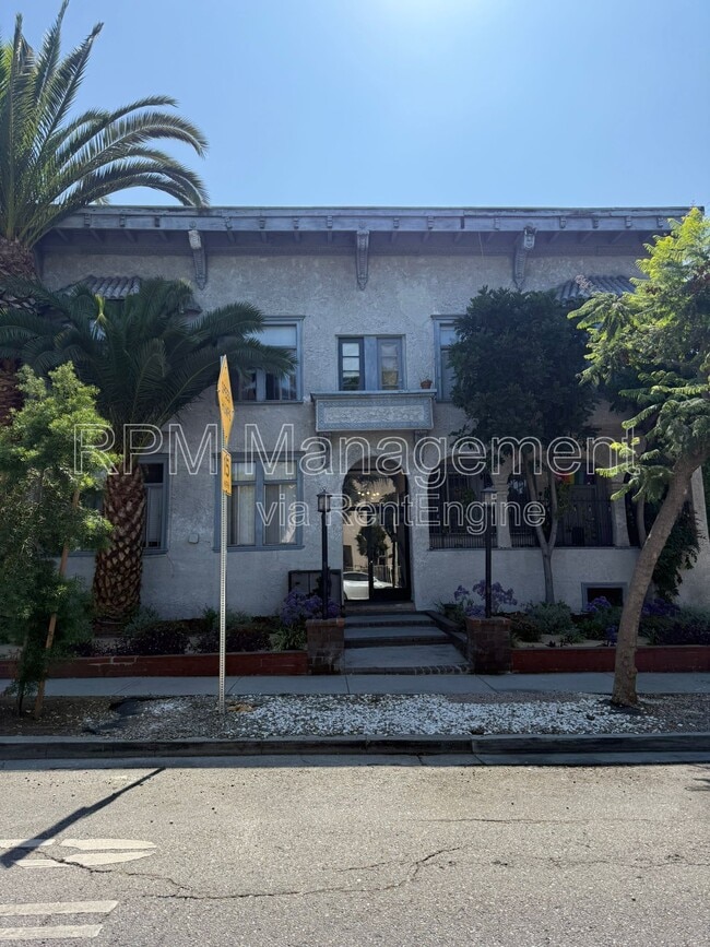 property at 1114 N Poinsettia Pl