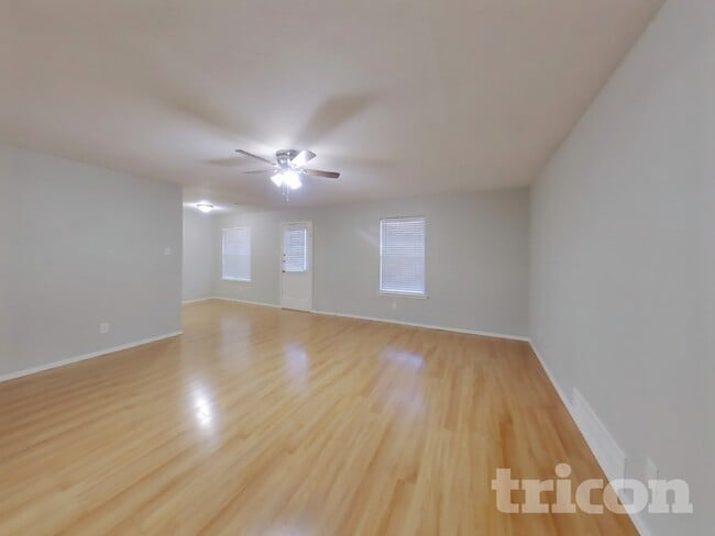 810 Dogwood Dr in Cedar Hill, TX - Foto de edificio - Building Photo