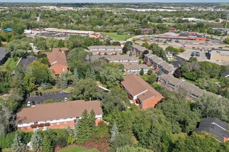 W158N8398 Steven Mack Dr in Menomonee Falls, WI - Foto de edificio - Building Photo