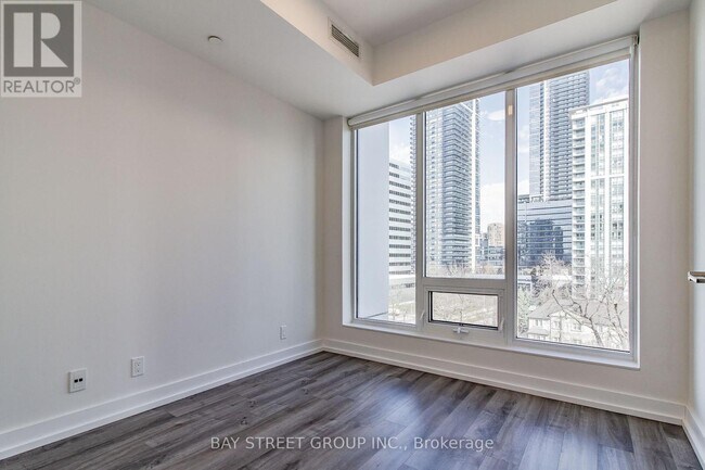 28-728 Avondale Ave in Toronto, ON - Building Photo - Building Photo