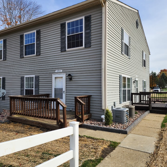 1332 Hibbard Dr in Stow, OH - Building Photo - Building Photo