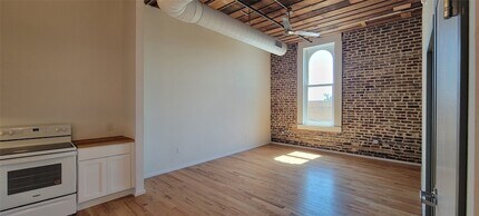 201 E Chambers St in Cleburne, TX - Building Photo - Building Photo