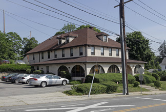 80 Glen Head Rd in Glen Head, NY - Foto de edificio - Building Photo