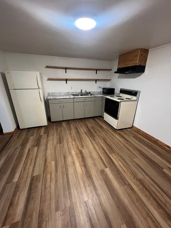 property at 20 W Melgaard Rd