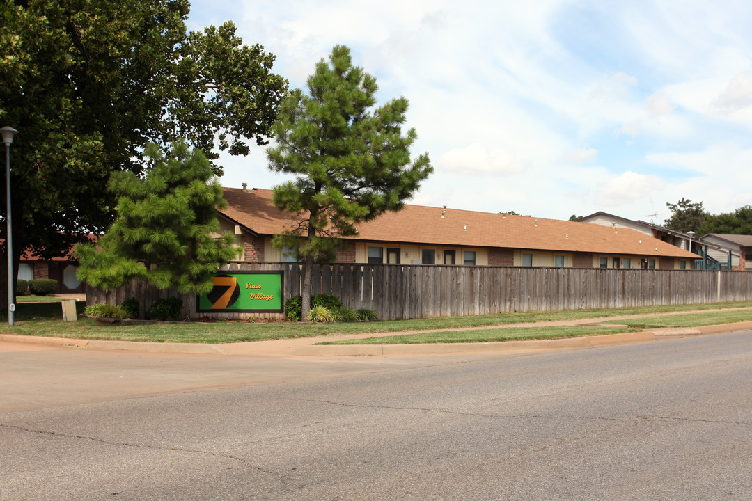 7 Pines Village in Enid, OK - Foto de edificio