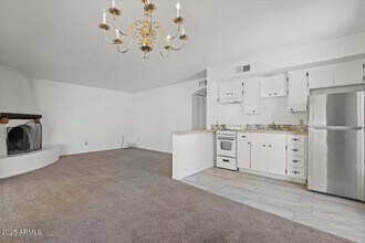 5702 E Camelback Rd in Phoenix, AZ - Building Photo - Building Photo