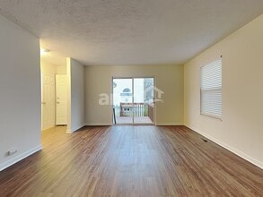 7450 Sterling Springs Way in Burlington, KY - Foto de edificio - Building Photo