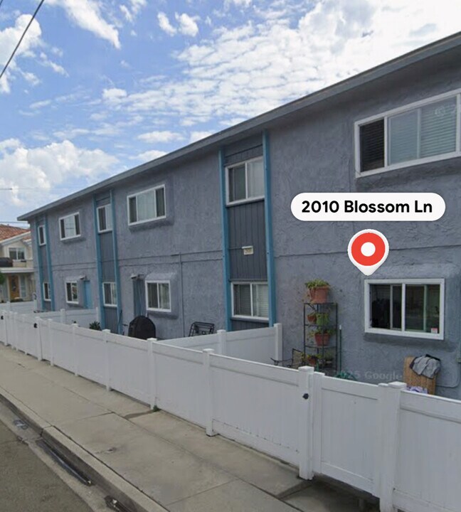 2010 Blossom Ln in Redondo Beach, CA - Foto de edificio