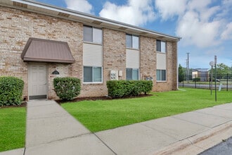 1705 Robin Cir in Hoffman Estates, IL - Building Photo - Building Photo