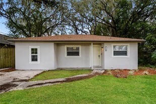 25501 Troon Ave in Sorrento, FL - Building Photo