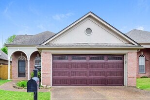 7443 Glennmere Way in Cordova, TN - Building Photo