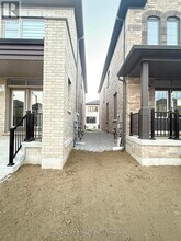 429 Kennedy Cir W in Milton, ON - Building Photo - Building Photo