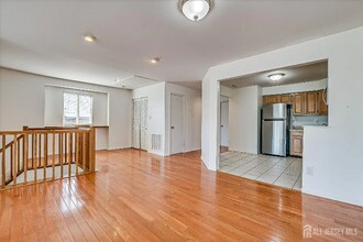 3004 Jesse Way in Piscataway, NJ - Foto de edificio - Building Photo