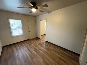 311 E Grove Ave in Visalia, CA - Building Photo - Building Photo