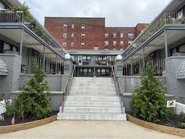 470 E Broadway in Long Beach, NY - Building Photo - Building Photo