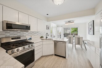 707 Sturnbridge Ln in Schaumburg, IL - Building Photo - Building Photo