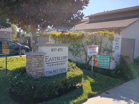 851 Amigos Way in Newport Beach, CA - Building Photo