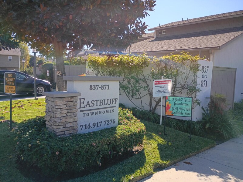 851 Amigos Way in Newport Beach, CA - Building Photo