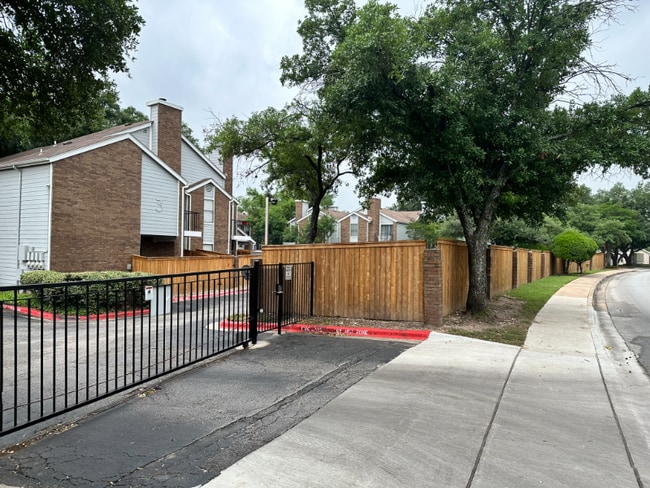 7635 Guadalupe St in Austin, TX - Building Photo - Building Photo