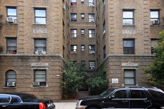 42-15 Layton St in Flushing, NY - Foto de edificio - Building Photo